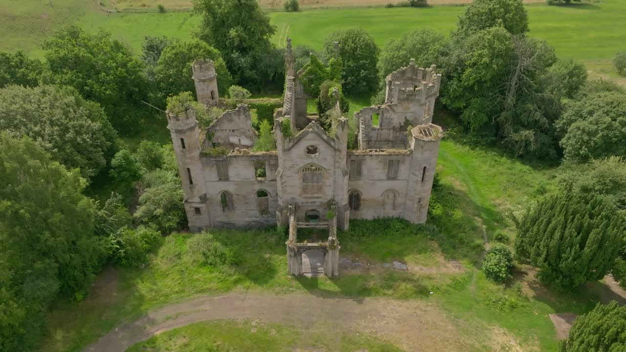 toma panorámica aérea de las ruinas del priorato de cambusnethan.