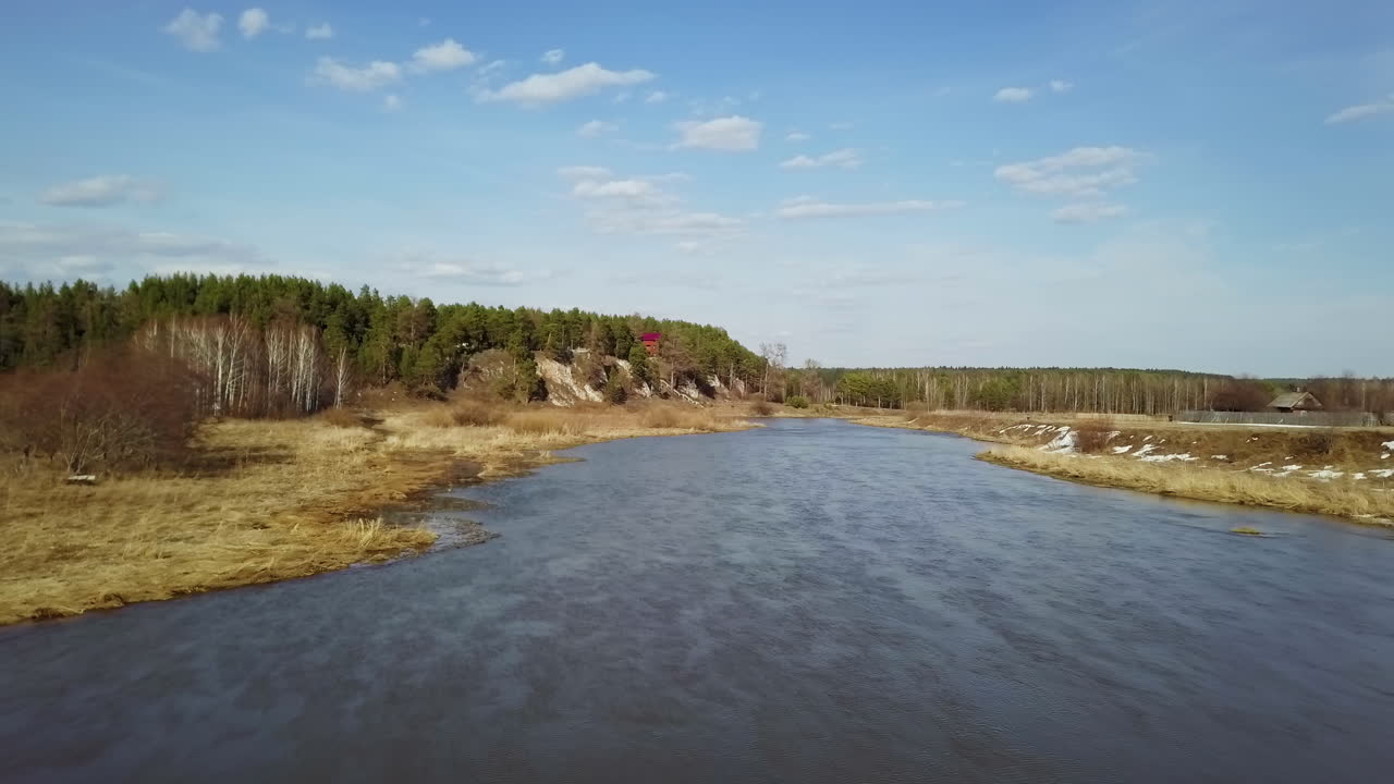 речный пейзаж с лесом и хижиной