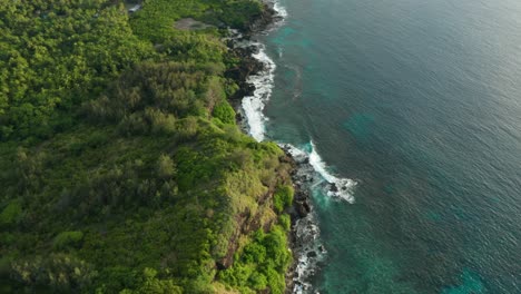 olas rompiendo en la costa rocosa en un día soleado en la isla de fiji - toma aérea