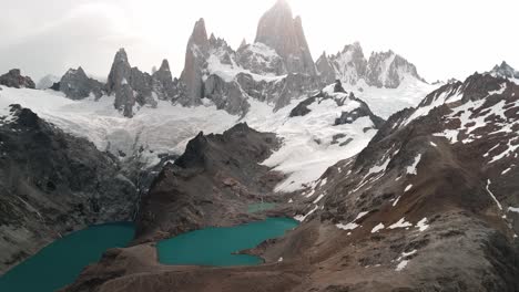 Drone-footage-in-Fitz-Roy,-the-most-iconic-mountain-in-the-Argentina