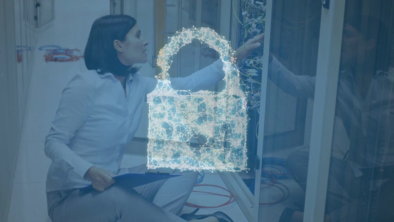 Vrouwelijke IT-technicus met klembord, reageert op pulserend hangslot, reikt in rek, beveiligt netwerk