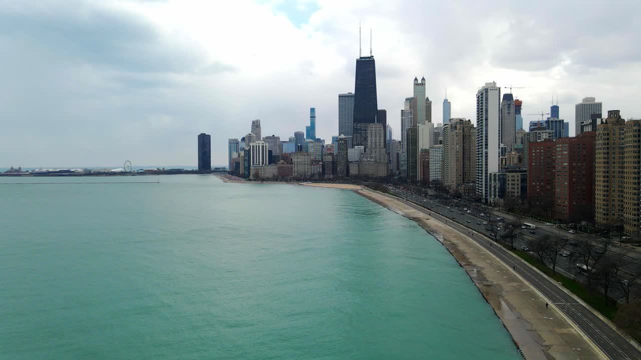 Vista aerea del lungomare di Chicago con il John Hancock Center nel centro città