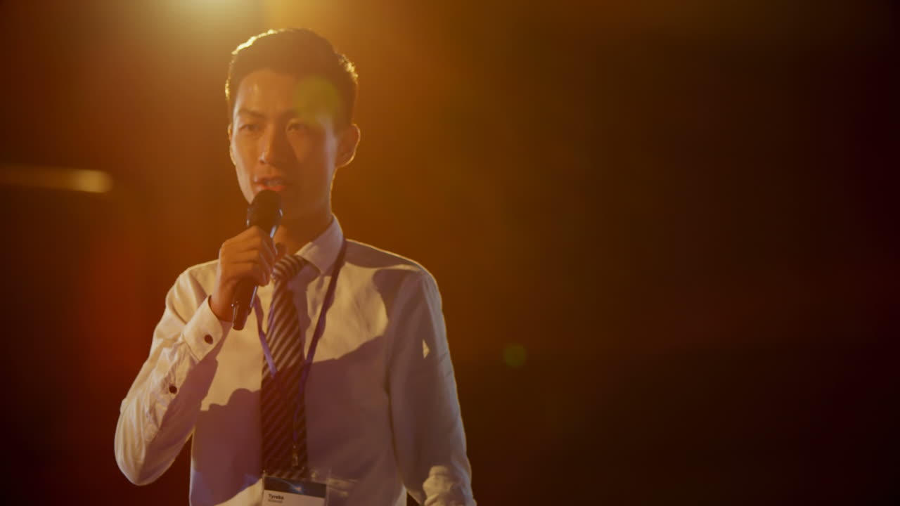 젊은 아시아 사업가 가 오디토리움 4k 에서 사업 세미나 에서 연설 하고 있다