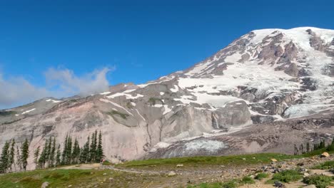 Primer-Plano-Panorámico-Del-Monte-Rainier-A-Fines-Del-Verano-En-Un-Cálido-Día-Soleado