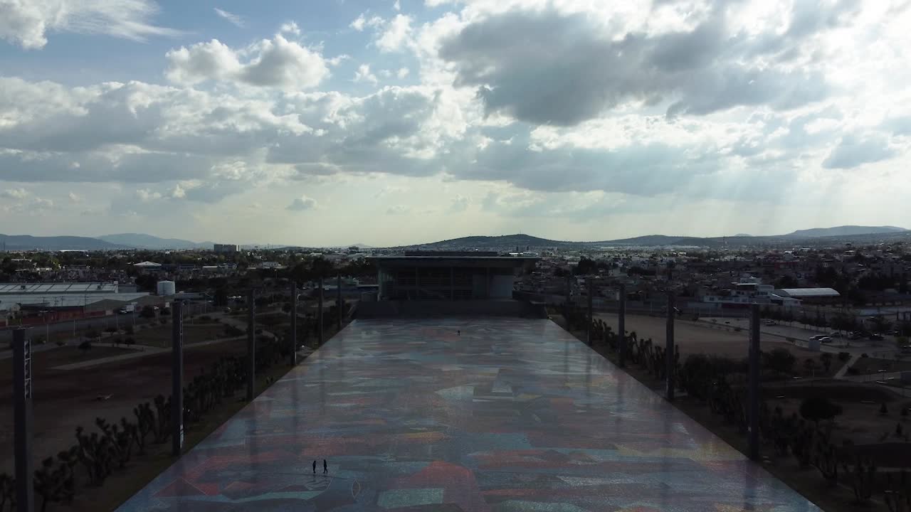 Epica toma sobre el homenaje a la mujer en Pachuca