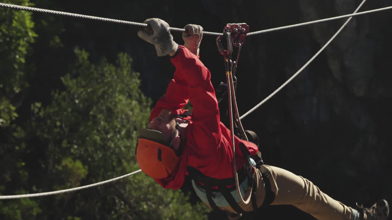 joven hombre caucásico de tirolesa
