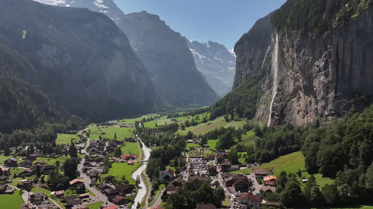 aérea - el valle de lauterbrunnen en el cantón de berna, suiza, con cascadas y montañas