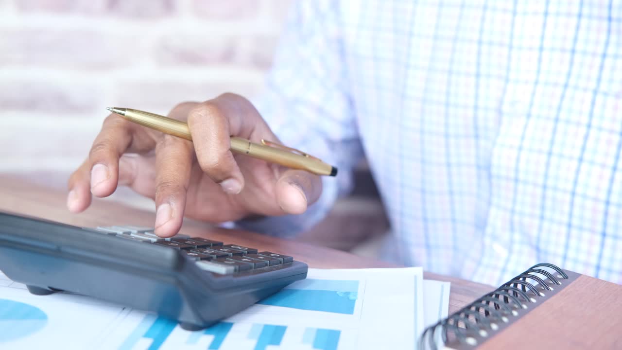 persona que calcula datos con una calculadora