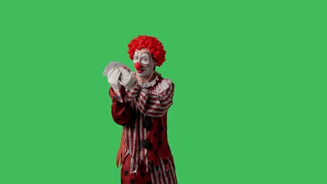 payaso haciendo magia de cartas