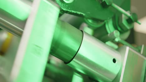 detalle de una prensa de papel de aluminio en funcionamiento en una moderna planta de producción