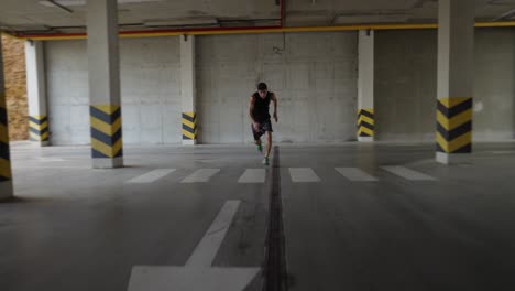 un joven corre rápido dentro del garaje de estacionamiento
