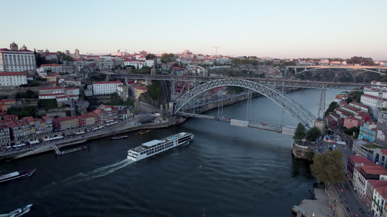 포르투갈 포르토에서 다리 아래로 가는 관광 보트의 조감도