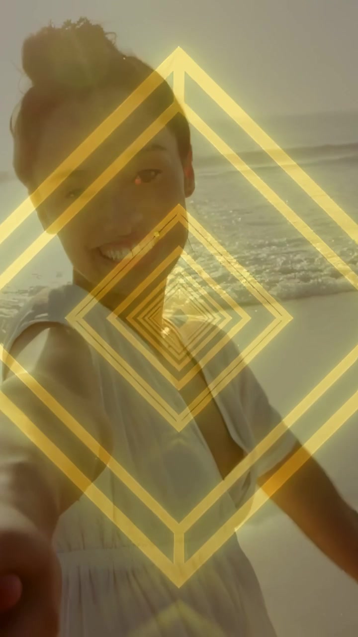 Video verticale: Donna che si gira e poi trascina il videomaker lungo la riva con un overlay a diamante per i viaggi.