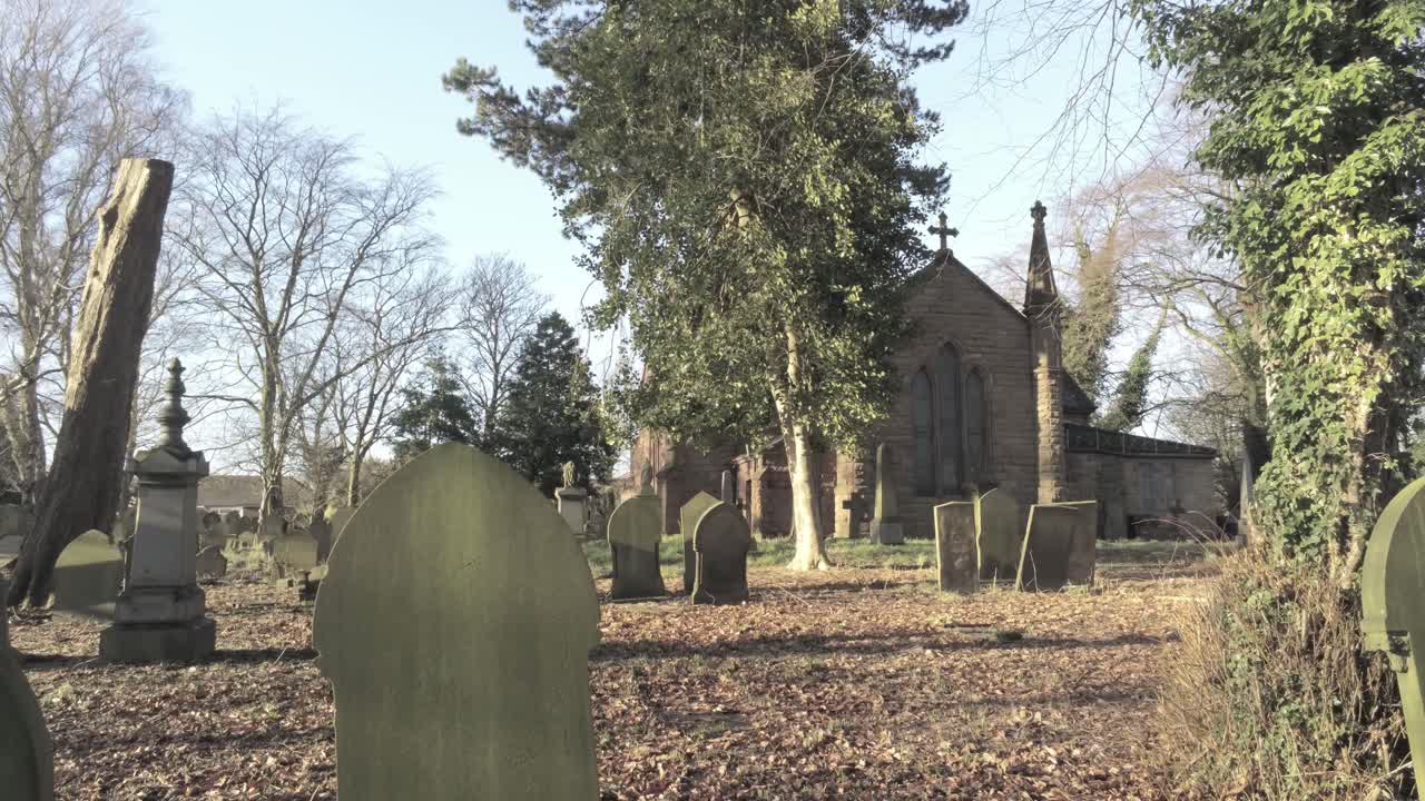 la iglesia de la aldea de los bosques ingleses rurales escondida por los árboles en el campo la luz del sol del amanecer