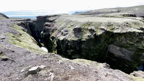 Island-–-Begeben-Sie-Sich-Auf-Eine-Reise-Voller-Naturwunder,-Während-Sie-Durch-Islands-Legendären-Skógafoss-Wasserfall-Wandern