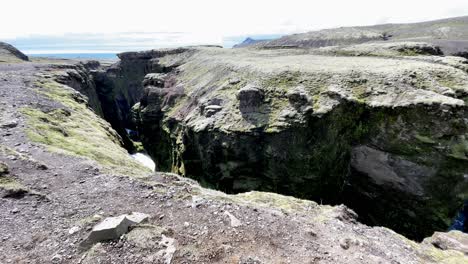 islandia - embarque en un viaje de maravillas naturales mientras camina a través de la legendaria cascada de skagafoss de islandia