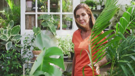 Frau-Beobachtet-Ihre-Pflanzen-In-Einem-Garten