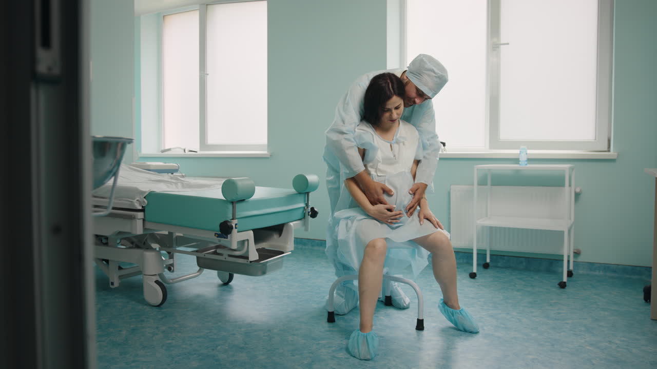 medico che sostiene una donna incinta in ospedale