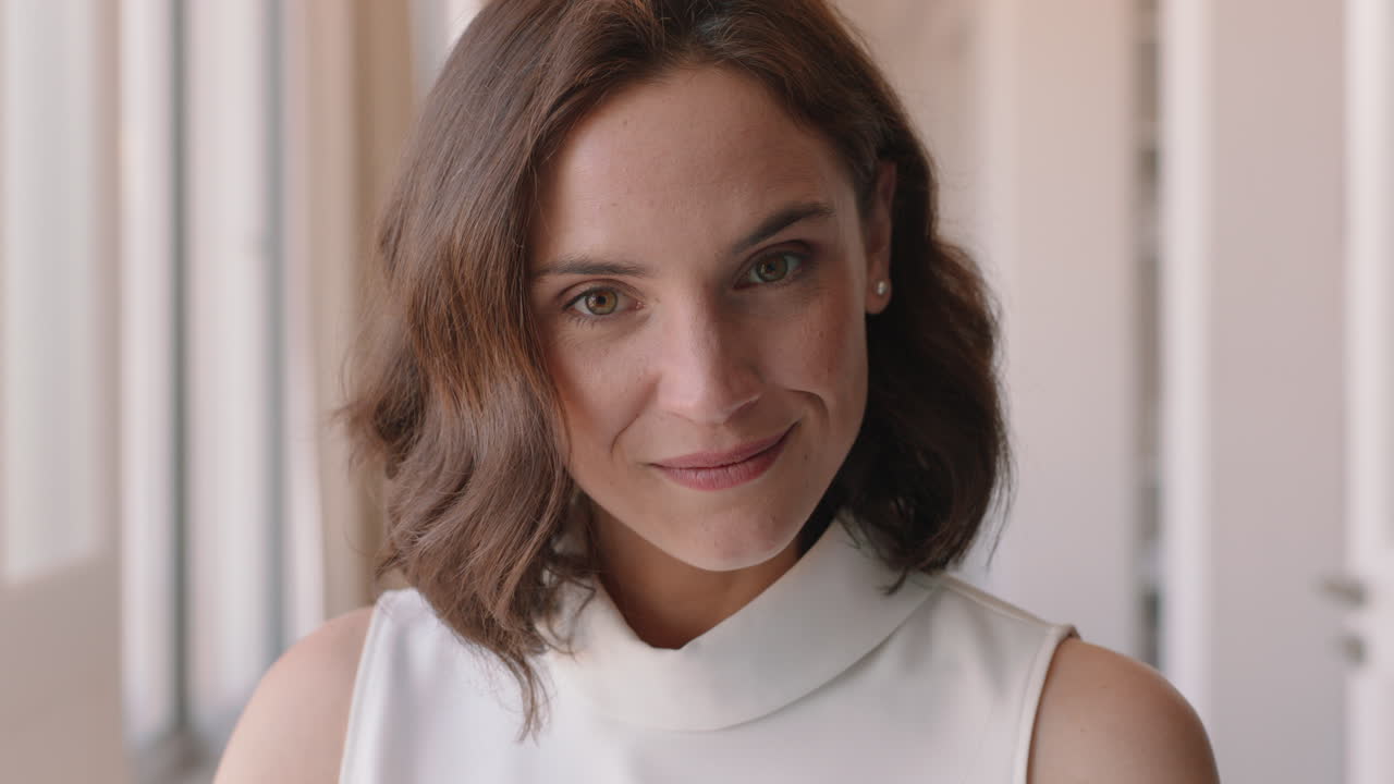 портрет красивой женщины, улыбающейся, счастливой, наслаждающейся успешным образом жизни