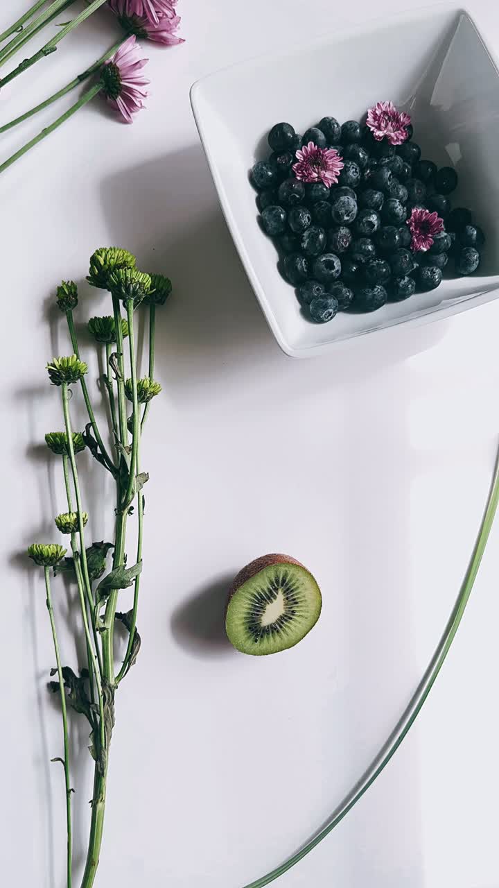 신선한 과일과 꽃의 배열