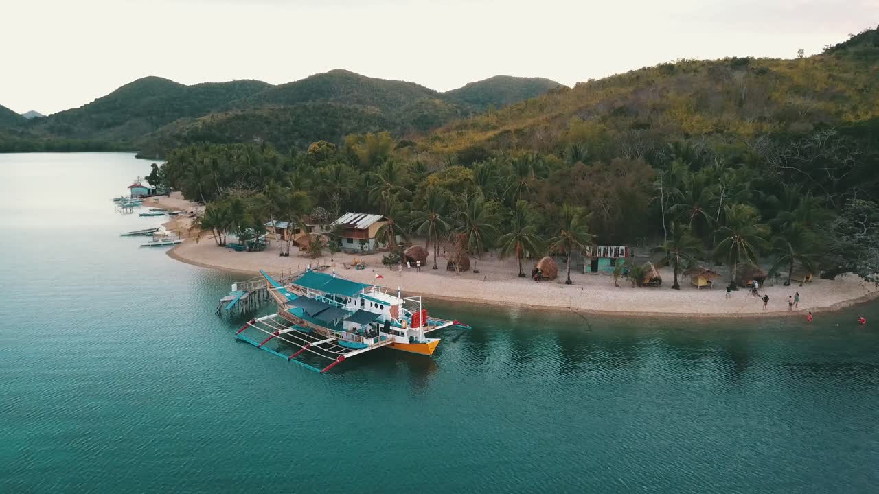 마을과 방갈로에 가까운 섬에 정박한 방카 보트