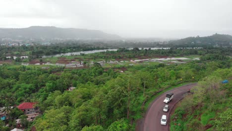 carretera de montaña y campo de cultivo de arroz ciudad de ciplun y tormenta de lluvia en un marco