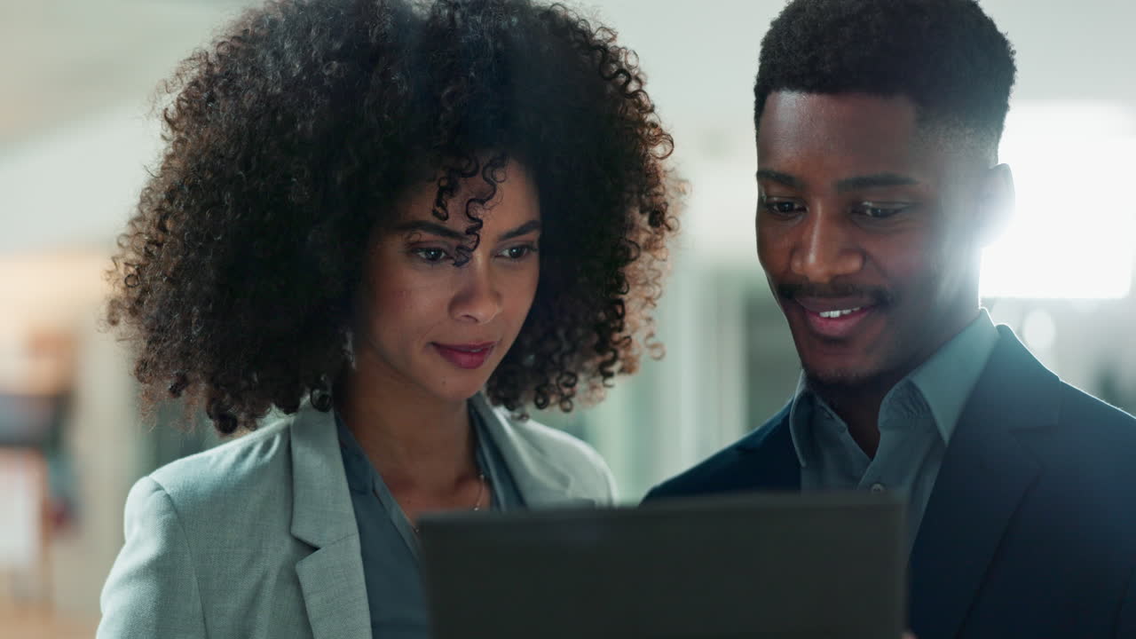 Professionisti, sorriso e uomo nero