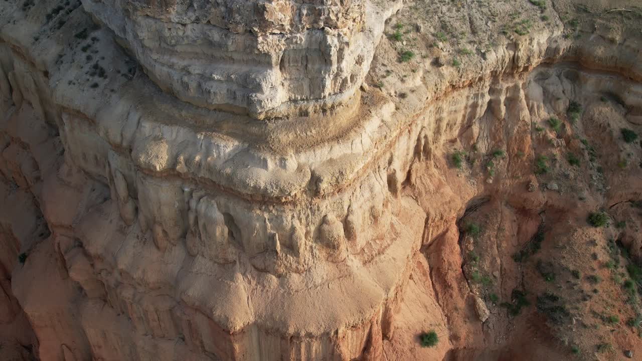 montaña de postre rojo en un cañón de río seco en teruel, españa