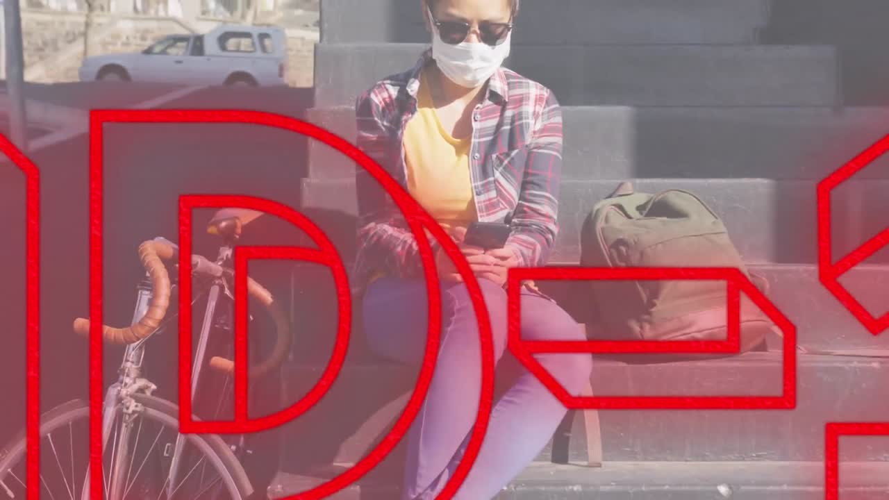 얼굴 마스크를 쓰고 있는 아시아 여성 위에 빨간 네온 단어 코로나19의 애니메이션