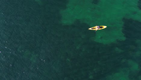 Vista-Aérea-De-La-Pesca-En-Kayak-En-El-Paisaje-Marino,-Vista-De-Drones-De-Pesca-Con-Curricán