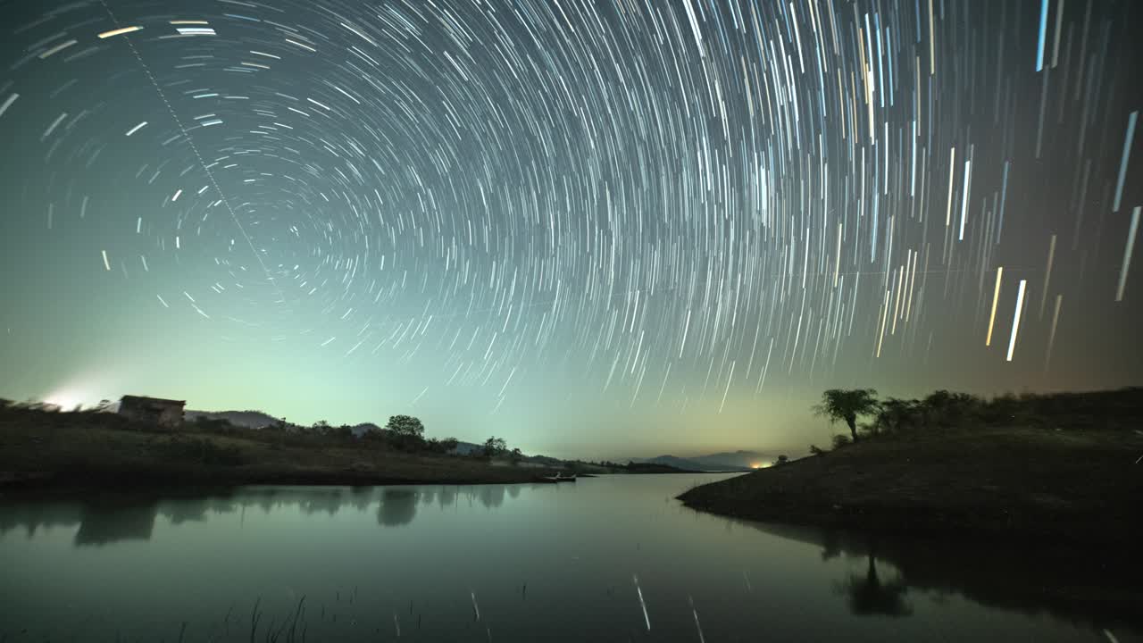 원형 별의 흔적은 호수 위에 시간 흐름을 나타니다.