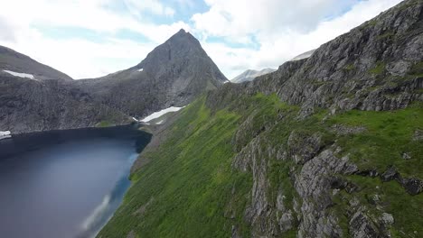 el dron fpv se desliza sobre un tranquilo lago de montaña, que conduce a un majestuoso pico, capturando la belleza serena de la grandeza de la naturaleza en movimiento