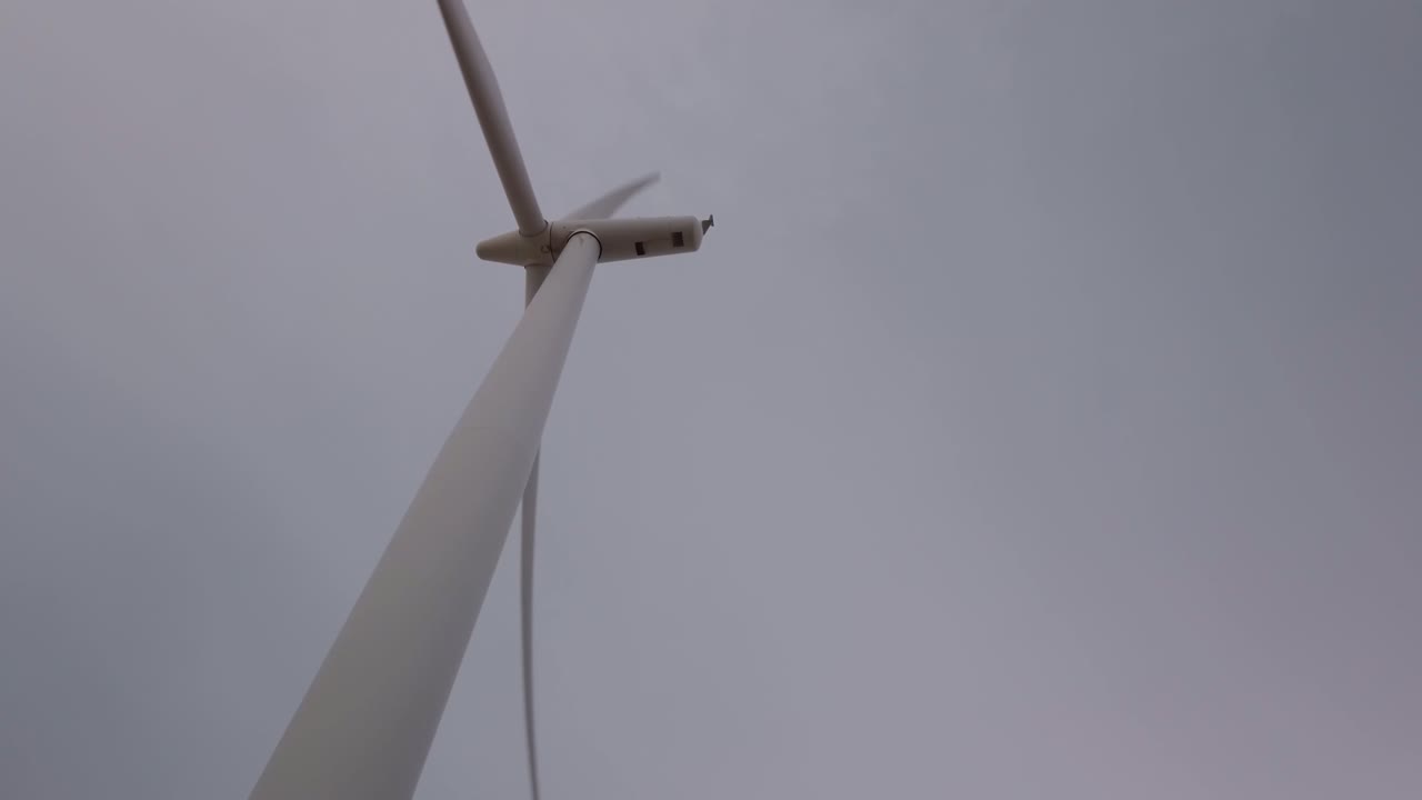 환경 친화적 인 풍력 발전소는 재생 가능한 원천에서 전기를 생산합니다. 아침 일출, 높은 구름, 바람이 불고 있습니다.