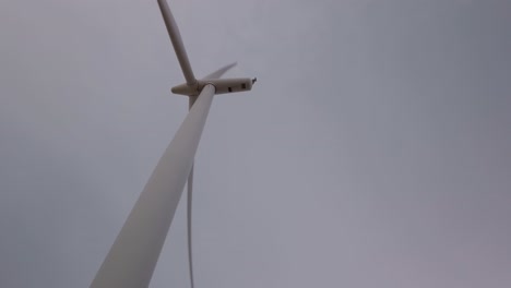parque eólico respetuoso con el medio ambiente que crea electricidad de fuentes renovables, amanecer temprano, nubes altas, condiciones de viento