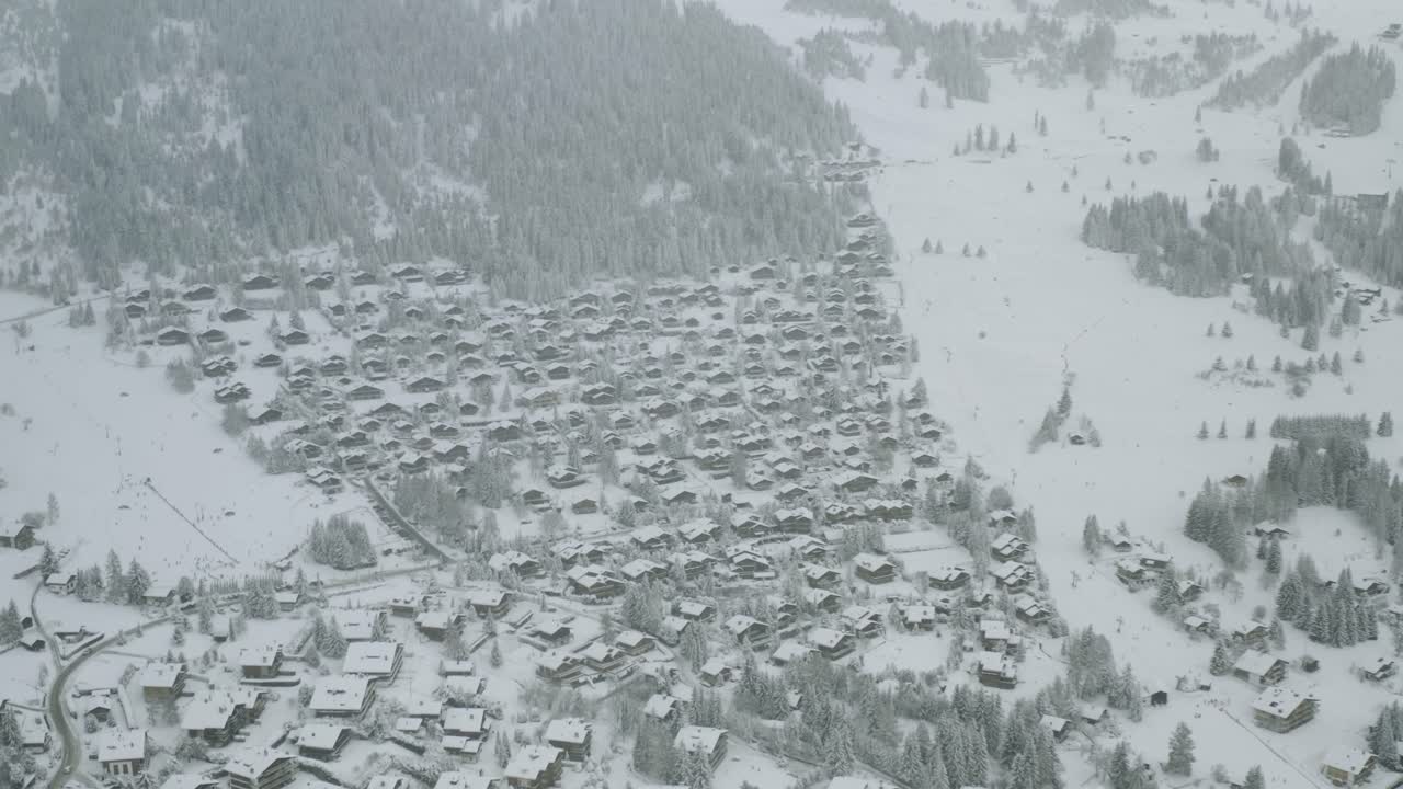 스위스 알프스의 아름다운 리조트 및 스파 타운 베르비에의 드론 공중
