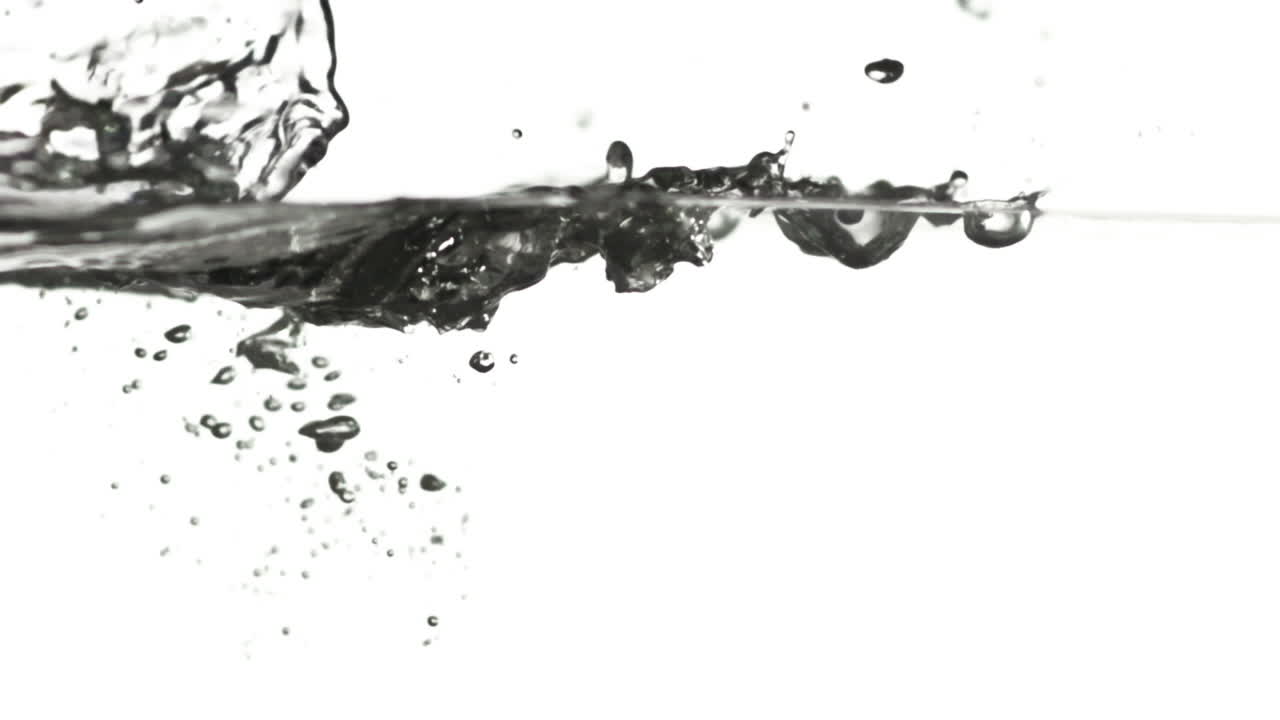 물방울이 슈퍼 슬로모션으로 물 속으로 어집니다.