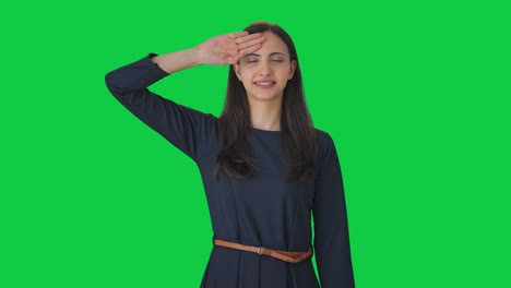orgullosa niña india saludando a la cámara pantalla verde
