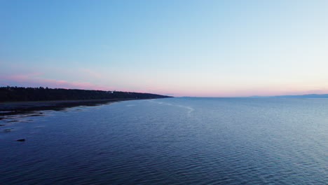 Vista-De-Drones-Sobre-El-Río-San-Lorenzo-En-Gaspésie-A-Lo-Largo-De-La-Costa.