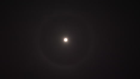 la luna de la noche con el fenómeno del halo