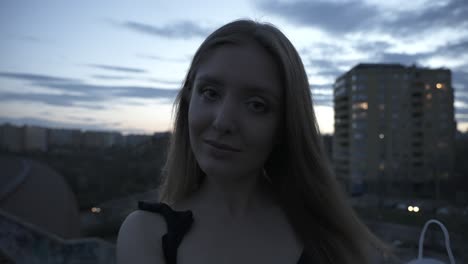 primer plano retrato de una joven mujer bonita quitando la máscara facial, crepúsculo en el exterior de la ciudad durante la pandemia global del virus covid 19, cámara lenta