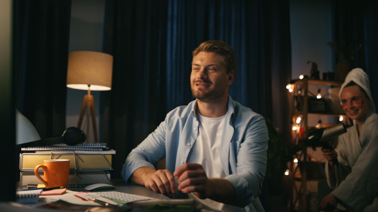 mujer bailando hombre perturbador de primer plano trabajador remoto hablando en línea viendo pc