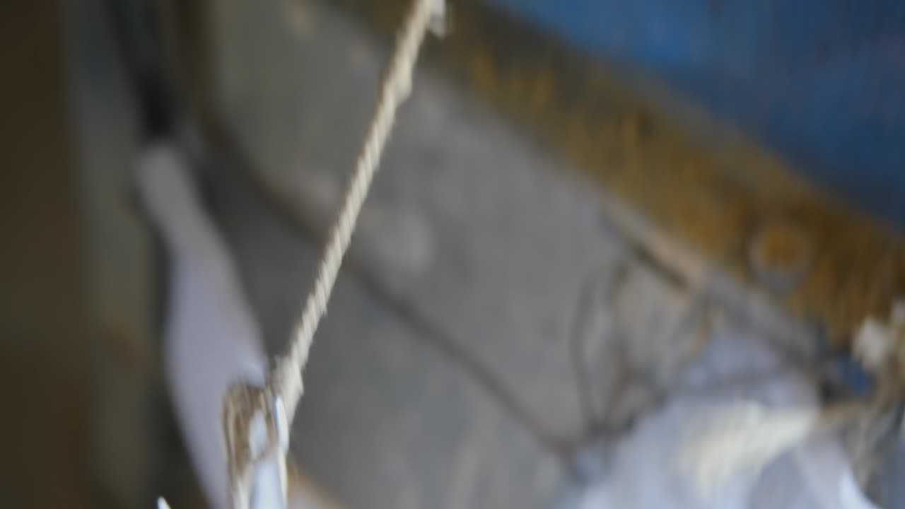I chicchi di grano vengono trasformati in bulgur di riso in una fabbrica di farina.