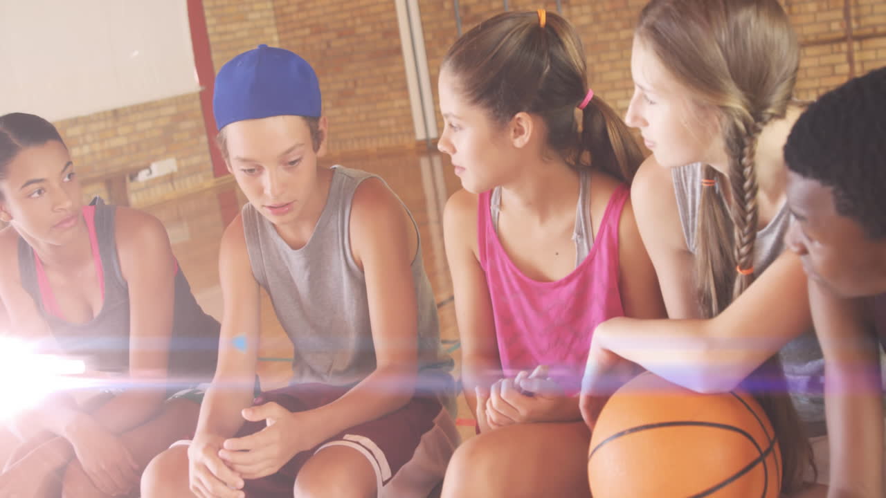 학교의 체육관에서 이야기하는 다양한 학생들의 그룹을 가로지르는 빛의 애니메이션