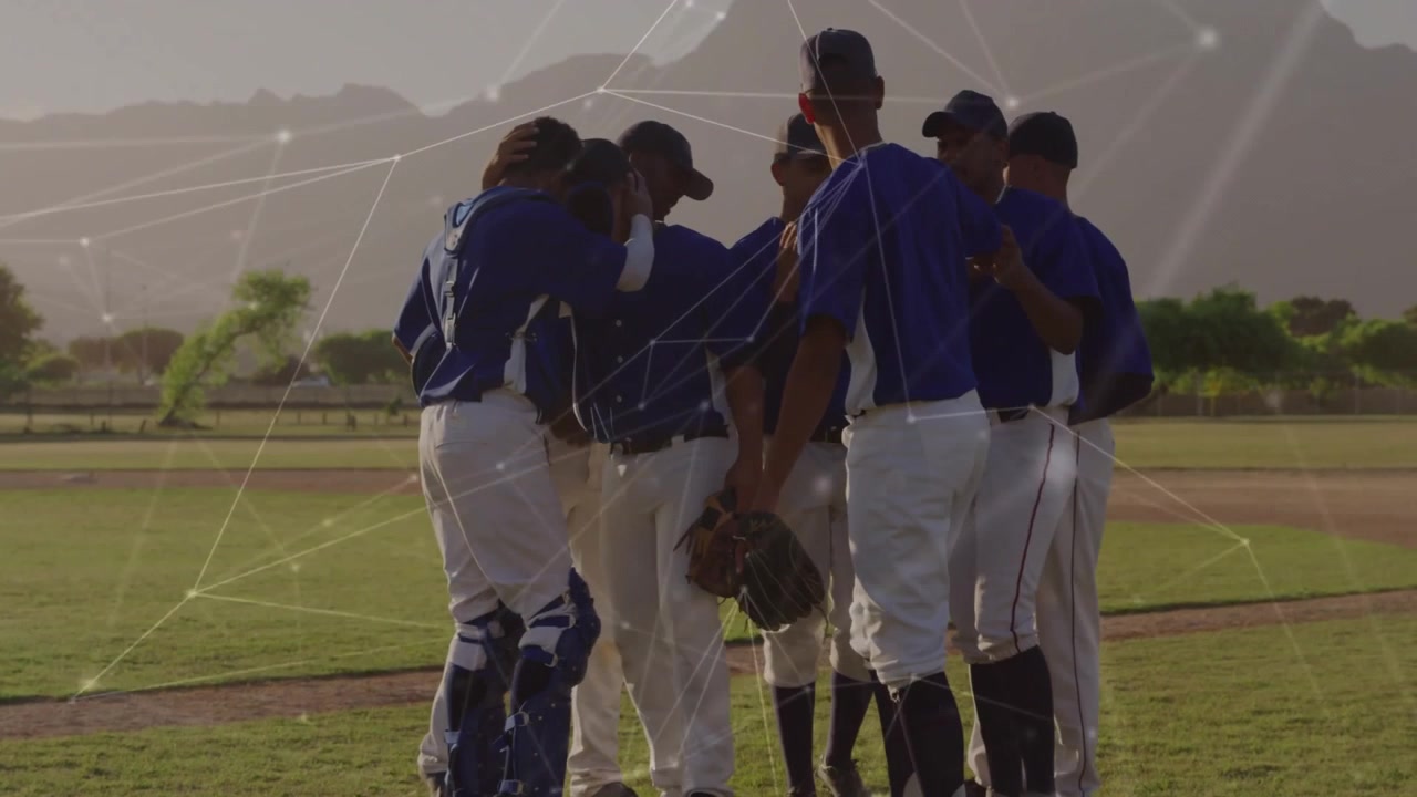 Dopo un inning difficile, la squadra di baseball forma un cerchio motivazionale sul monte di lancio, battendo i guanti mentre il gioco riprende