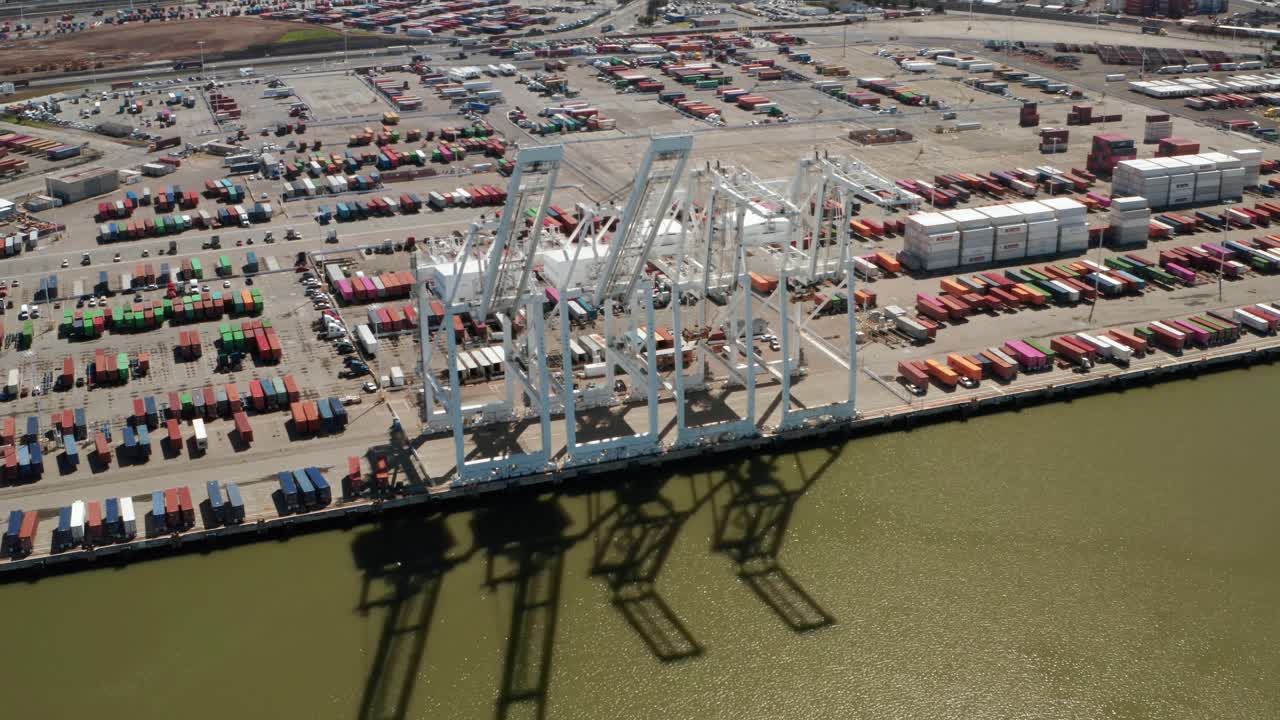 오클랜드 항구 (port of oakland) 에 있는 크레인 (cranes) 과 그린 베이 (green bay) 지역