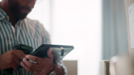 scanning packages for delivery