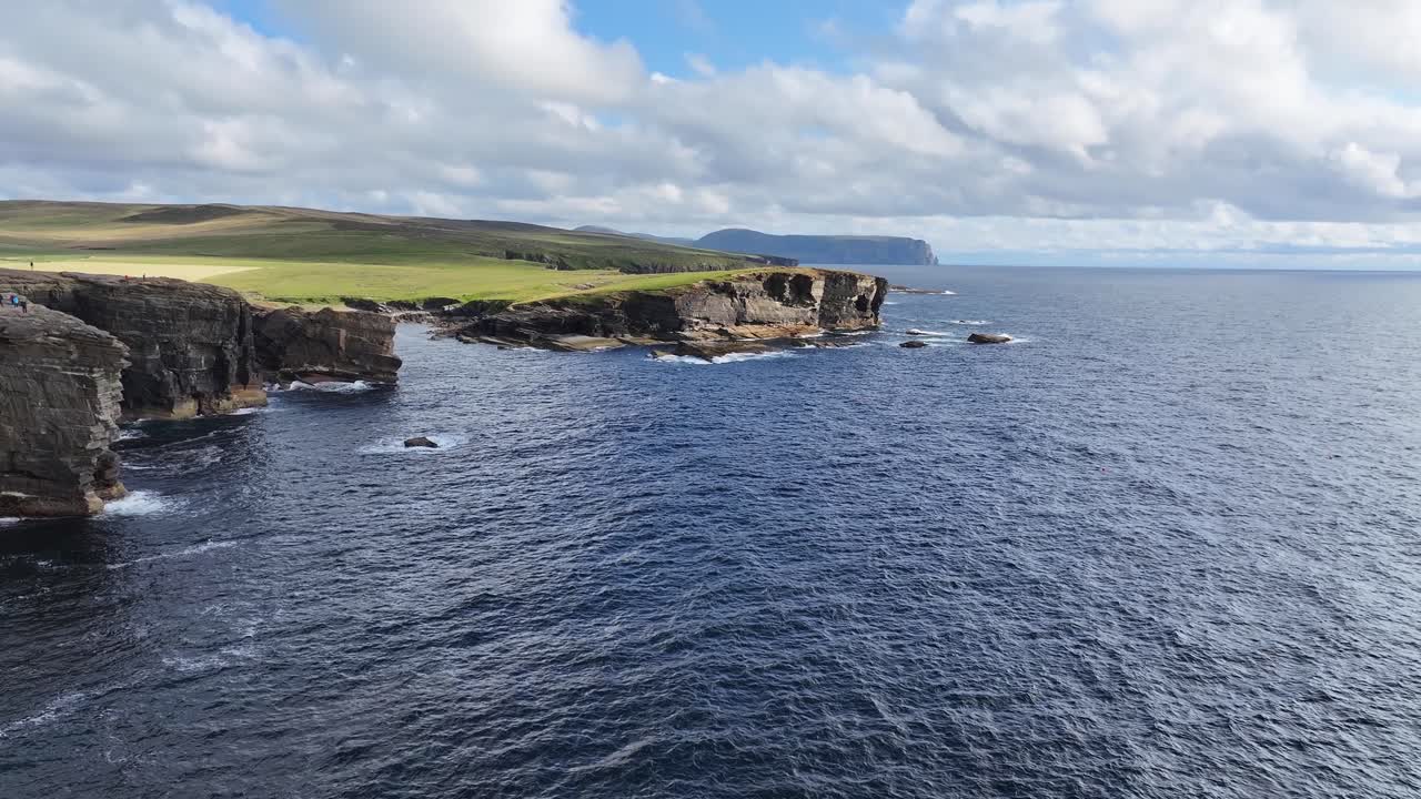 vista aérea del punto de vista de yesnaby, costa de escocia, reino unido, disparo de dron 60 fps