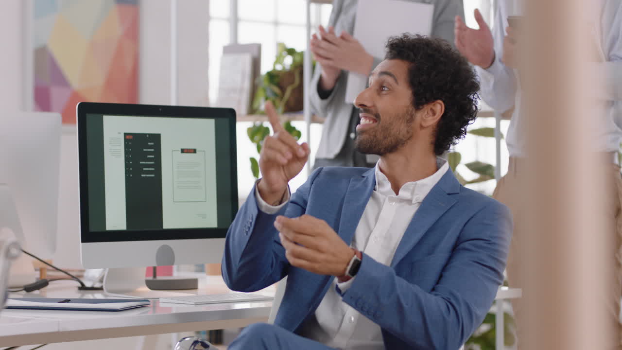 hombre de negocios atractivo compartiendo ideas en la reunión del equipo de gestión corporativa haciendo una lluvia de ideas para el proyecto en la sala de juntas de la oficina