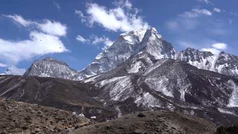 un lapso de tiempo de nubes sobre amadablam en la región del everest de nepal