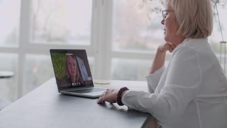 mujer haciendo una llamada de video